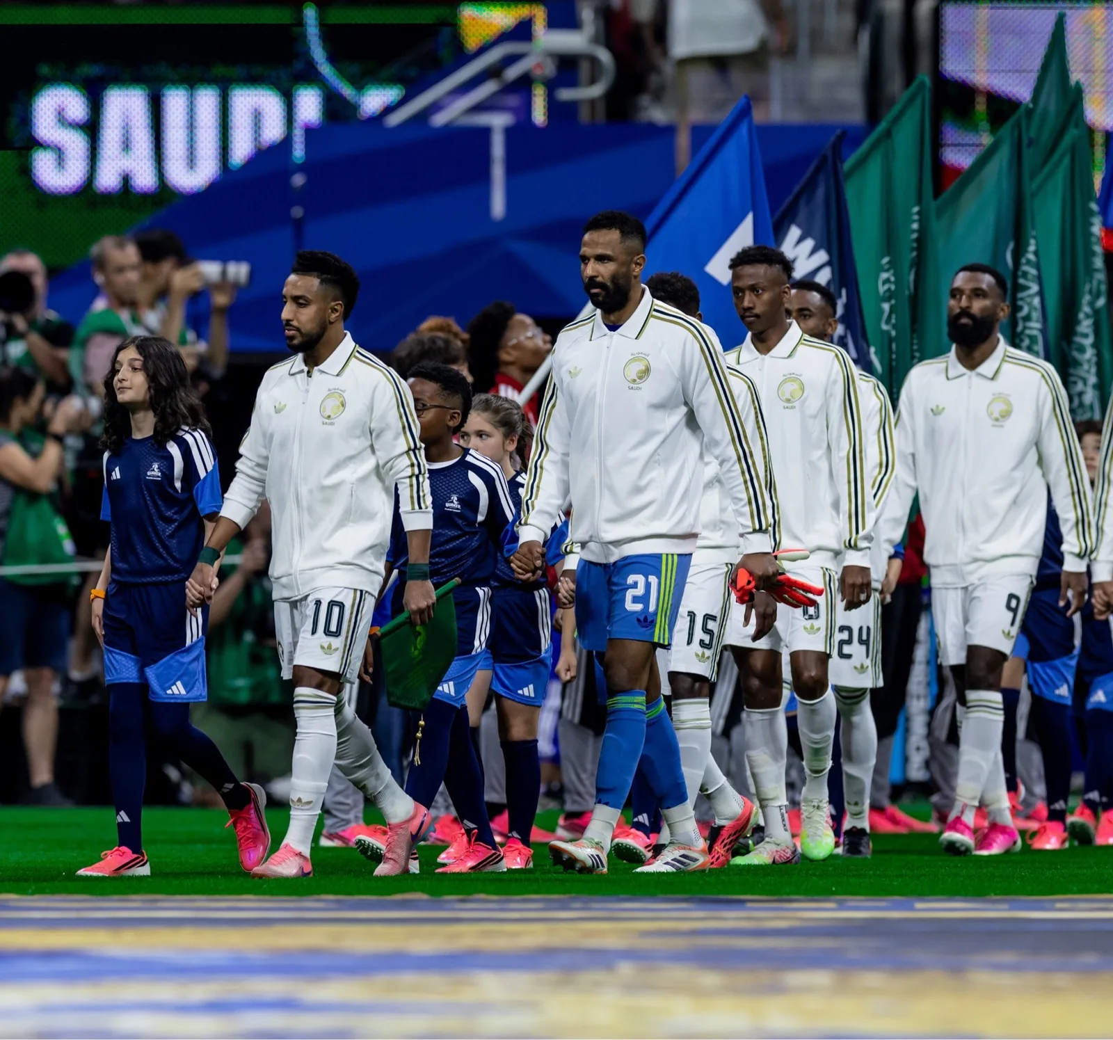 جماهير منطقة جازان تشاهد مواجهة السعودية والرأس الأخضر ضمن منافسات كأس العالم 2026.