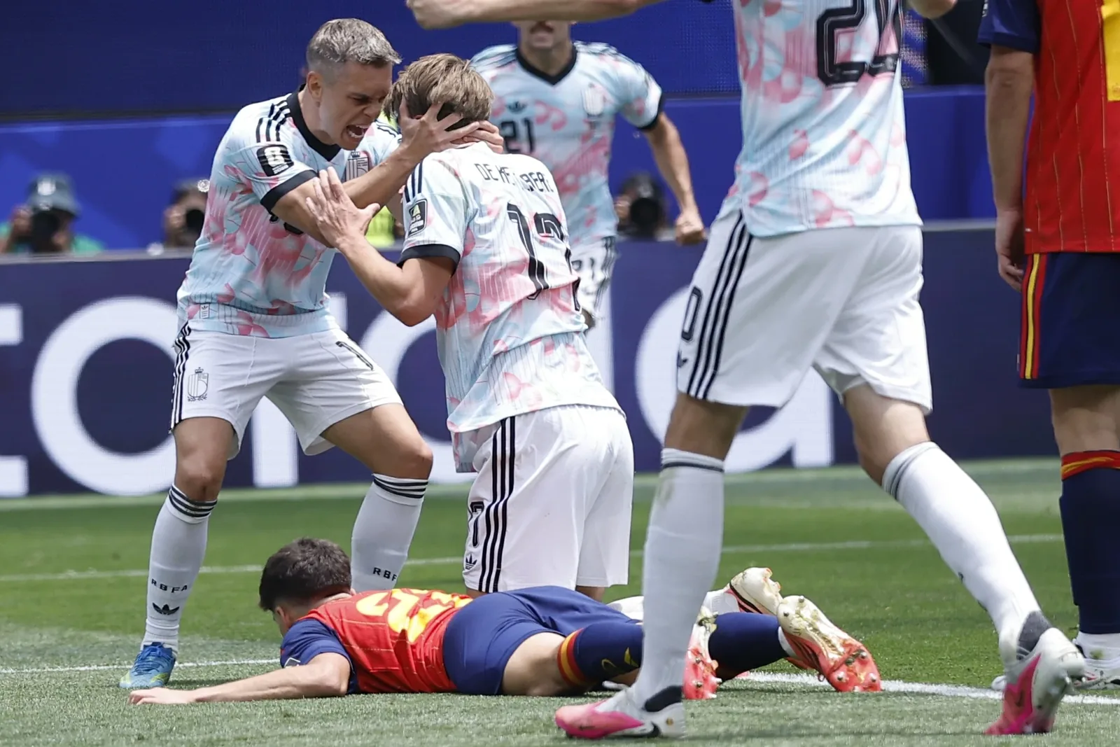 سحر ميرينو يظهر مجدداً... واللاعب: نحن على بعد خطوتين من كأس العالم