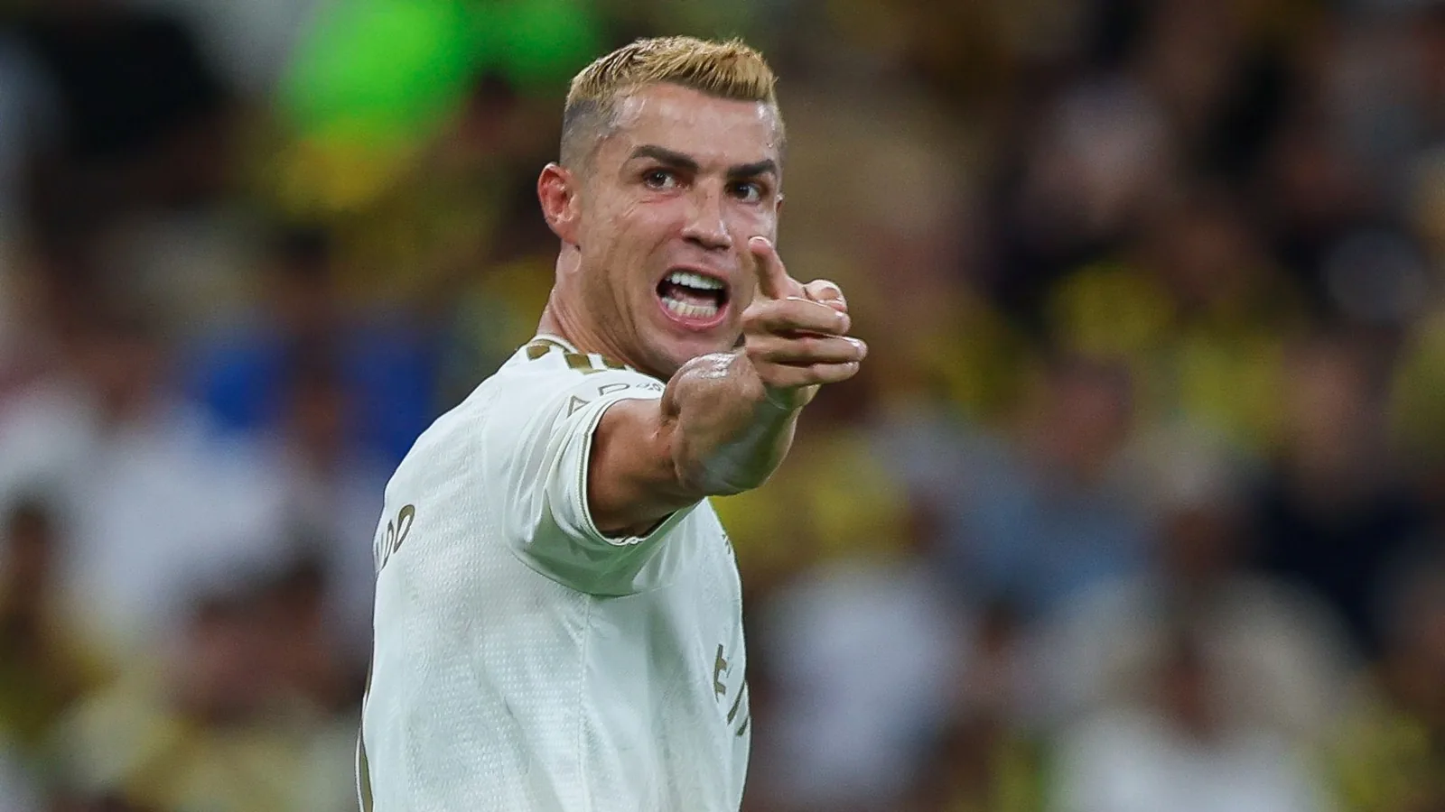 النصر يسقط أمام الاتحاد 2-1.. ورونالدو يثير تفاعلًا بمحاولة قراءة «خطة» بيريرا