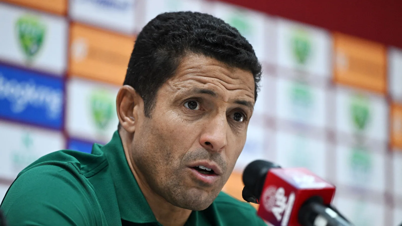 بعد لقطة أثارت الجدل.. لاعب الأهلي يوضح ما حدث مع حسين عموتة في مباراة "المقاولون العرب"
